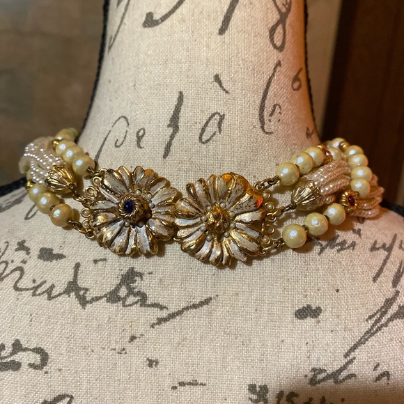 This is a nice piece of Costume Jewelry its unique - Picture 2 of 7